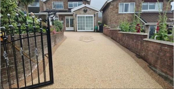 Silver resin driveway with paving border in Minchinhampton
